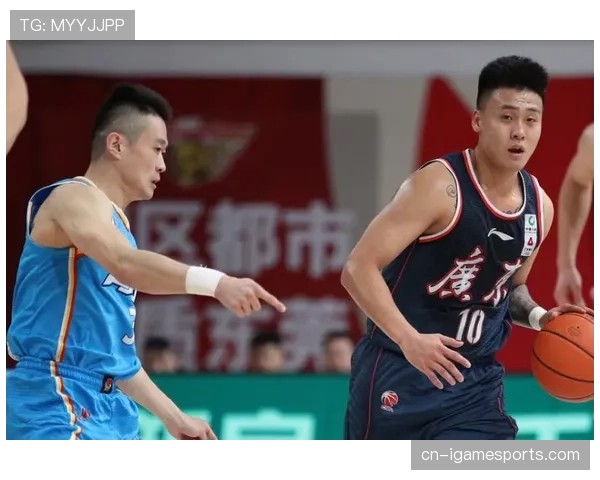 场边花絮：小球迷举牌“赵睿早日康复”，获后者挥手致意