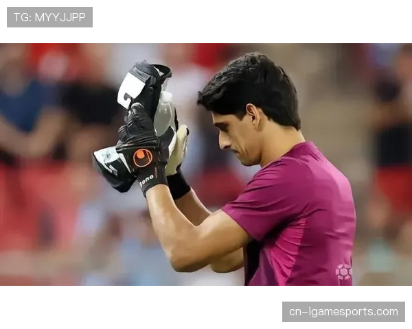 从重伤到重生：塞维利亚门将布努复出首战零封对手